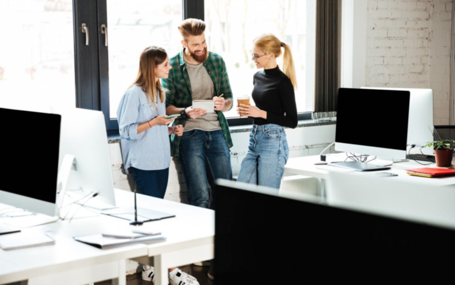 Analyse des documents financiers sur un bureau moderne